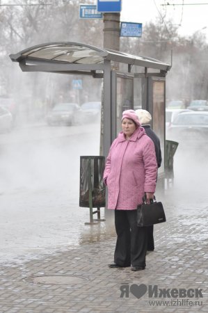 ЧП в Ижевске: улицу Горького затопило кипятком
