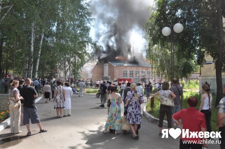 Рабочий, по вине которого сгорела крыша Медакадемии в Ижевске, может сесть в тюрьму