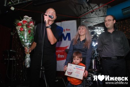 Олег Нестеров лично вручил приз победительнице конкурса на радио «Адам»