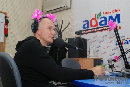 Олег Нестеров лично вручил приз победительнице конкурса на радио «Адам»