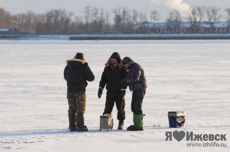 Ижевские рыбаки открыли сезон зимней рыбалки