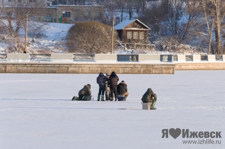 Ижевские рыбаки открыли сезон зимней рыбалки