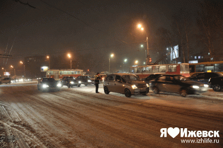 На перекрестке Удмуртская-Кирова в Ижевске столкнулись 6 машин