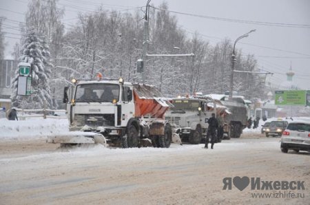 Последствия сильного снегопада в Ижевске: транспорт стоит, горожане массово опаздывают на работу