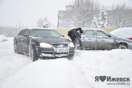 Снегопад в Ижевске: автомобилисты по полчаса откапывают свои машины