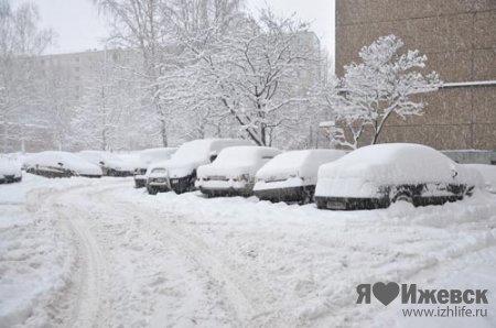 Снегопад в Ижевске: автомобилисты по полчаса откапывают свои машины