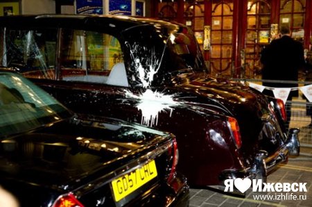 Британские школьники напали на машину принца Чарльза