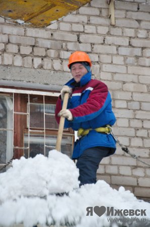В Ижевске начался «ледниковый период»: падают сосульки, дороги сковал гололед