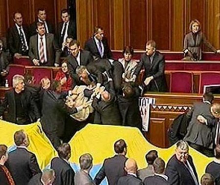 Самая кровавая драка в Раде: депутаты били друг друга мебелью