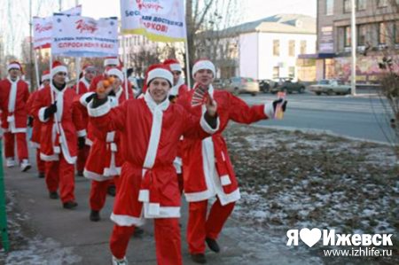 Пять сотен Дедов Морозов одновременно вышли на улицы российских городов