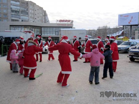 Пять сотен Дедов Морозов одновременно вышли на улицы российских городов