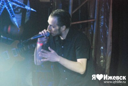 Известный панк-музыкант отыграл концерт в Ижевске… босиком