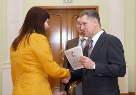 Президент Удмуртии поощрил отличников стипендиями от 750 до 2500 рублей