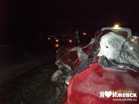 Смертельная авария в Удмуртии: иномарка столкнулась с двумя фурами, погибли двое