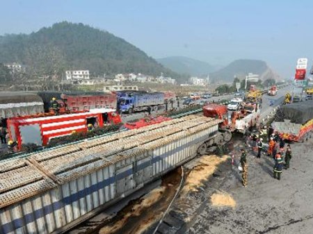 В Китае на скоростном шоссе столкнулось 100 машин, 7 человек погибли