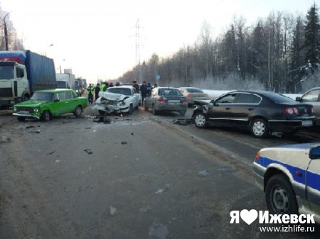 В результате столкновения 4 машин в Ижевске мужчина попал в больницу