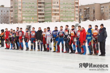 На соревнованиях по ледовому спидвею в Ижевске спортсмен из Мордовии вылетел с трассы