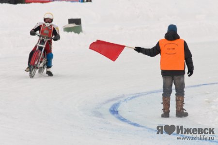 На соревнованиях по ледовому спидвею в Ижевске спортсмен из Мордовии вылетел с трассы