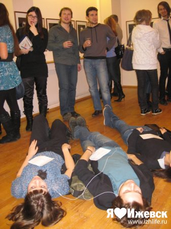 На открытии выставки ижевчане от счастья лежали на полу