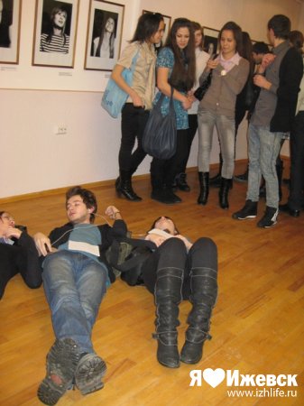На открытии выставки ижевчане от счастья лежали на полу