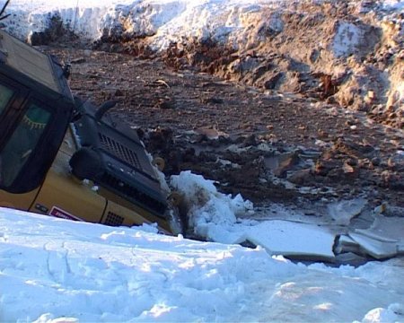 В Удмуртии водитель провалившегося под лед экскаватора, ожидая спасателей, просидел в машине 6 часов