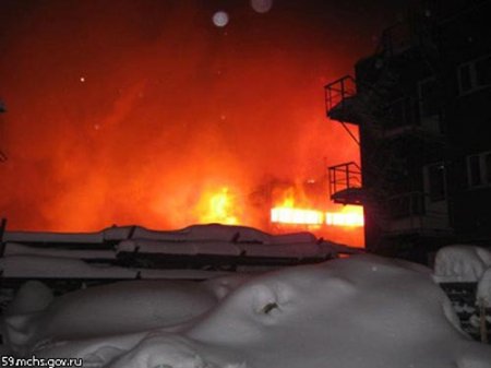 Пожар на складе в Перми: люди оказались запертыми в помещении