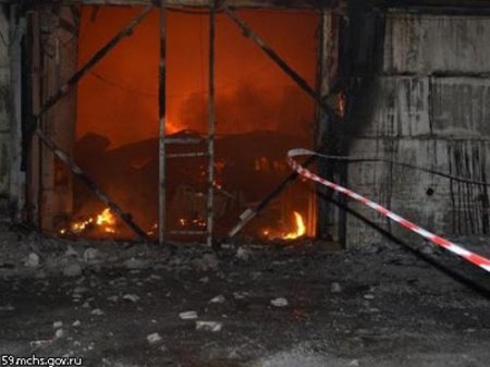 Пожар на складе в Перми: люди оказались запертыми в помещении