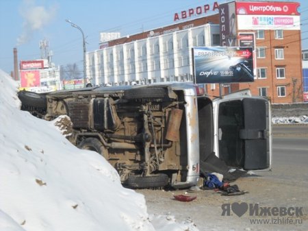 В Ижевске на центральной улице перевернулась машина