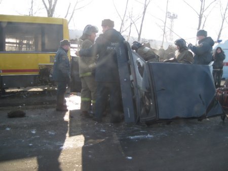 Смертельное ДТП в Ижевске: после столкновения с автобусом у ВАЗ-2114 сорвало крышу