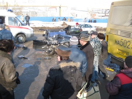 Смертельное ДТП в Ижевске: после столкновения с автобусом у ВАЗ-2114 сорвало крышу