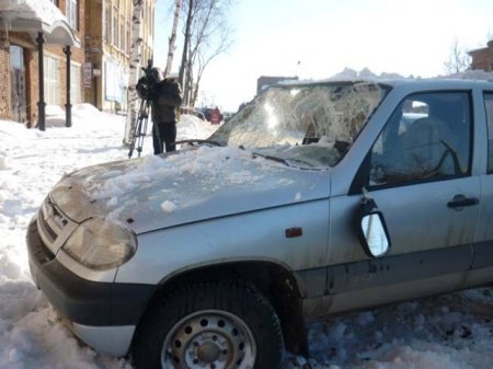В Ижевске упавший с крыши снег повредил несколько автомобилей&#8206;