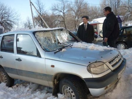 В Ижевске упавший с крыши снег повредил несколько автомобилей&#8206;