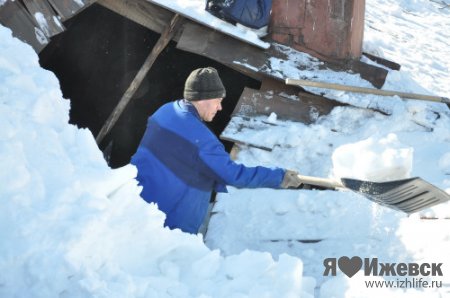 В одном из жилых домов Ижевска из-за снега обвалилась крыша