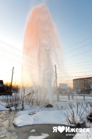 В Ижевске из-за порыва коммуникаций образовался 10-метровый фонтан
