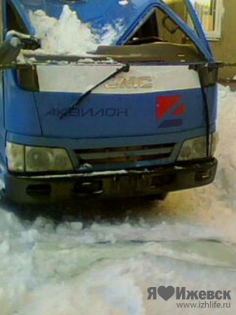 В Ижевске водитель вышел из машины за секунды до того, как ее расплющило снегом