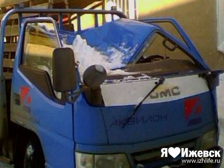 В Ижевске водитель вышел из машины за секунды до того, как ее расплющило снегом