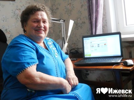 80-летняя ижевчанка подключилась к Интернету и созванивается со своим внуком по «скайпу»