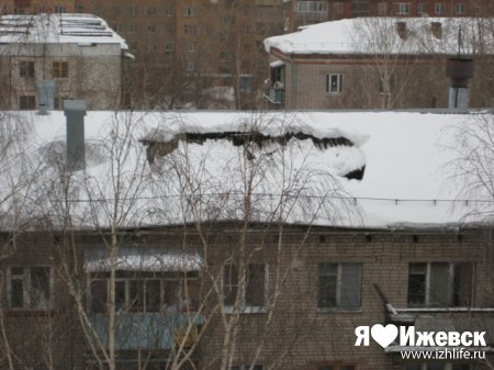 В Ижевске в доме по ул. 9 Января провалилась крыша