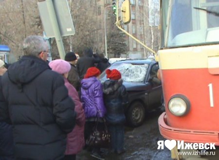В Ижевске в час пик на трамвайную остановку вылетела легковушка