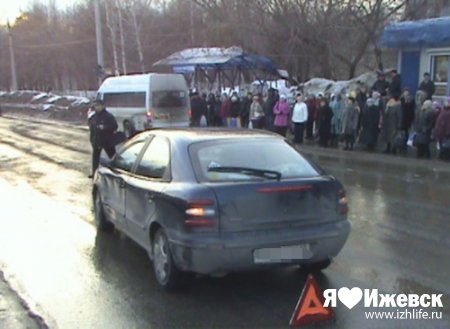 В Ижевске в час пик на трамвайную остановку вылетела легковушка