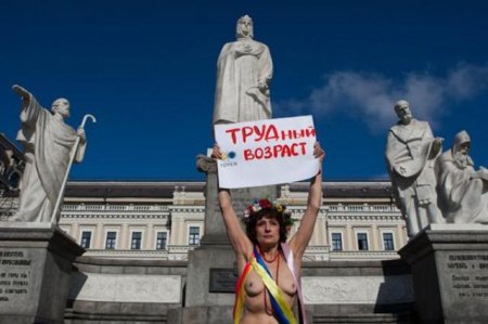 Киевская пенсионерка в знак протеста показала голую грудь