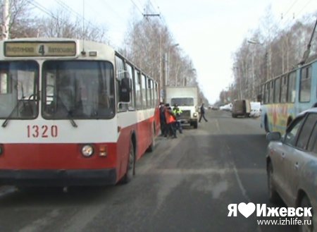 В Ижевске троллейбус задавил пенсионерку прямо на остановке