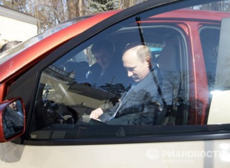 Владимир Путин решил съездить к Дмитрию Медведеву на «Ё-мобиле»