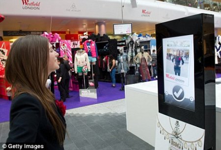 В лондонских магазинах одежды появятся зеркала с выходом в социальные сети