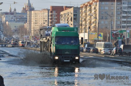 В Ижевск пришла весна: город тонет в лужах