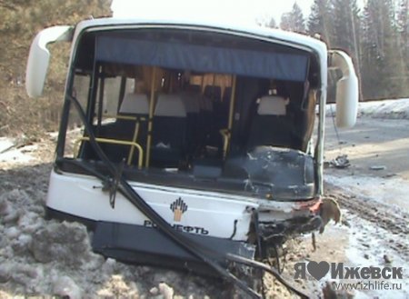 На трассе под Ижевском автобус с нефтяниками раздавил «Матиз»