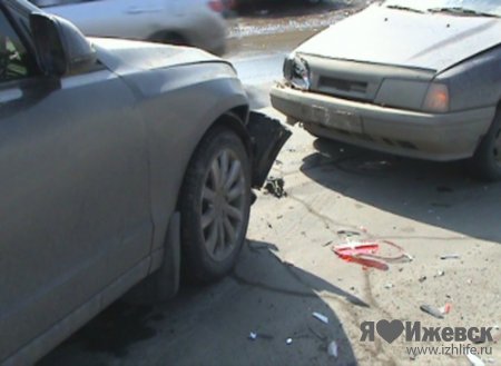 В Ижевске в ДТП из-за «гонок» по сухому асфальту разбились две дорогие иномарки