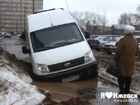 В Ижевске в яме «утонул» микроавтобус