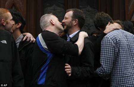 Британские геи протестуют поцелуями