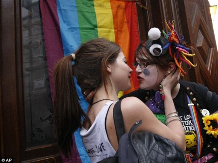 Британские геи протестуют поцелуями